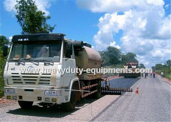 ประเทศจีน 8000L Road Construction Equipment Asphalt Distributor Truck With Two Diesel Bummer Heating System ผู้ผลิต